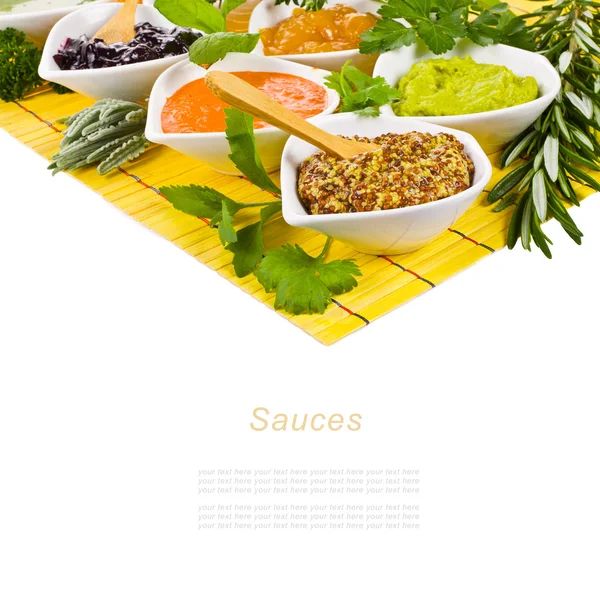 Свежие овощи и травы и кулинарные соусы — стоковое фото