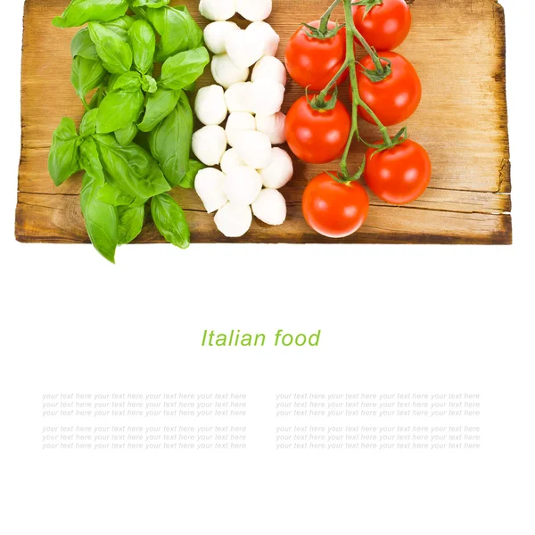 Tomates maduros y bolas de mozzarella decoradas con albahaca — Foto de Stock
