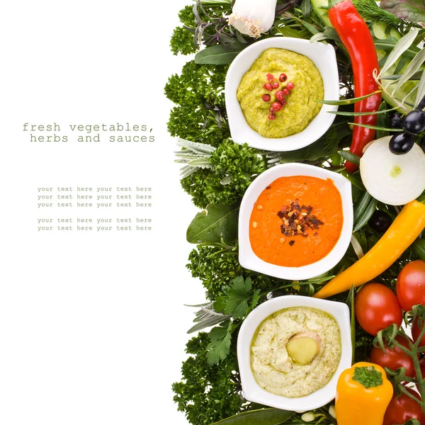 Frisches Gemüse und Kräuter und Kochsoßen — Stockfoto