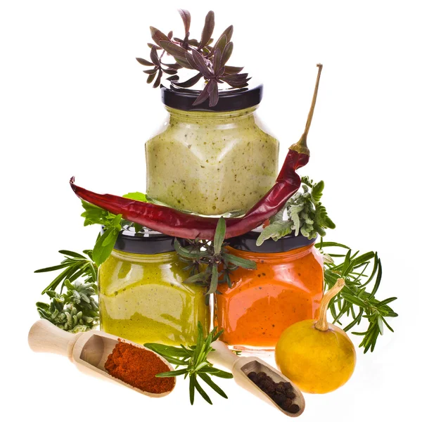 Especias secas, hierbas frescas y salsas de cocina en frascos — Foto de Stock
