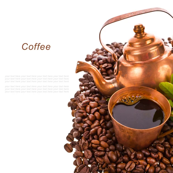 Kahve çekirdekleri, bakır çaydanlık — Stok fotoğraf