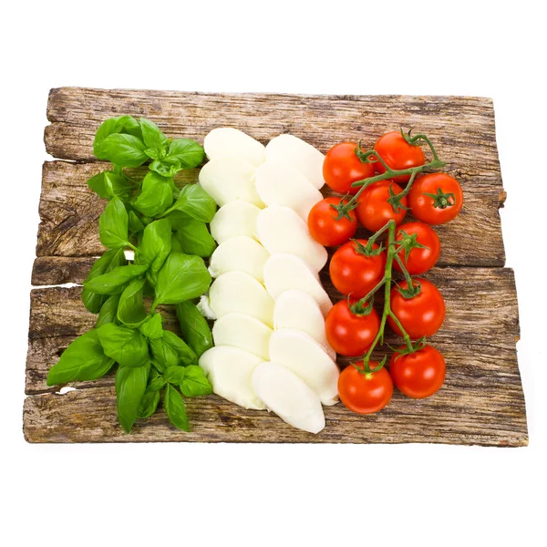 Tomates maduros y bolas de mozzarella decoradas con albahaca —  Fotos de Stock