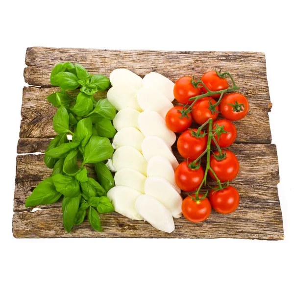 Tomates maduros y bolas de mozzarella decoradas con albahaca — Foto de Stock