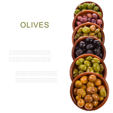 Beyaz arka plan üzerinde izole geleneksel kil kase Marine zeytin çeşitleri