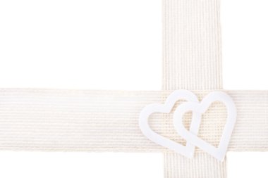 Hediyelik dekorasyon - iki ışık keten teyp ve beyaz arka plan üzerinde izole kalp şeklinde rakamları