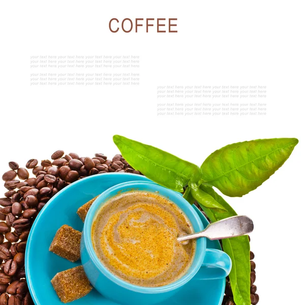 Taza de cerámica con café fresco y granos de café alrededor y hojas verdes aisladas sobre fondo blanco —  Fotos de Stock