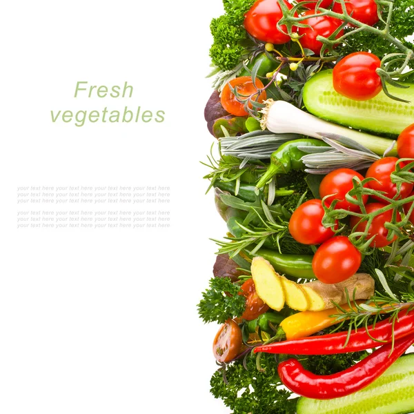 Frisches Gemüse und Kräuter - Kirschtomaten, Gurken, Zwiebeln, Paprika, Petersilie, Ingwer, Fenchel, Salat isoliert auf weißem Hintergrund — Stockfoto