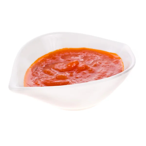 Sauce rouge de tomate dans un bol blanc isolé sur fond blanc — Photo