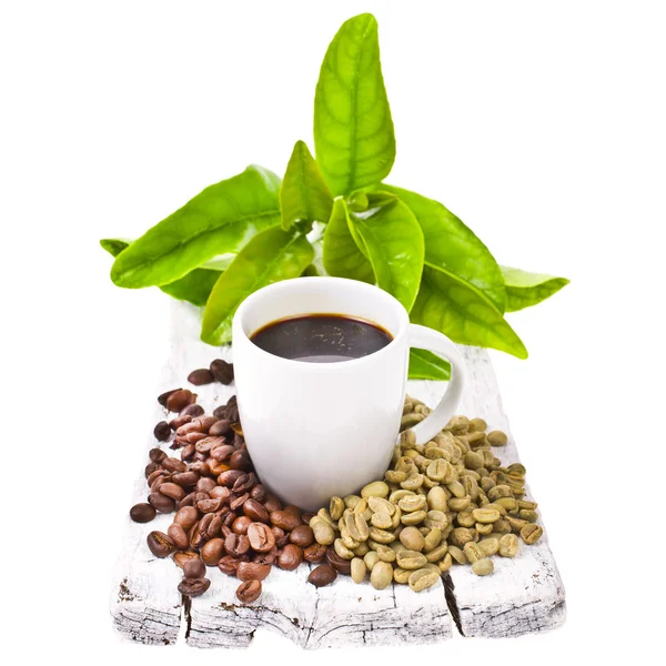 Vers gebrouwen zwarte koffie in een witte kop en graan niet-gemalen koffie op witte boards geïsoleerd op witte achtergrond — Stockfoto