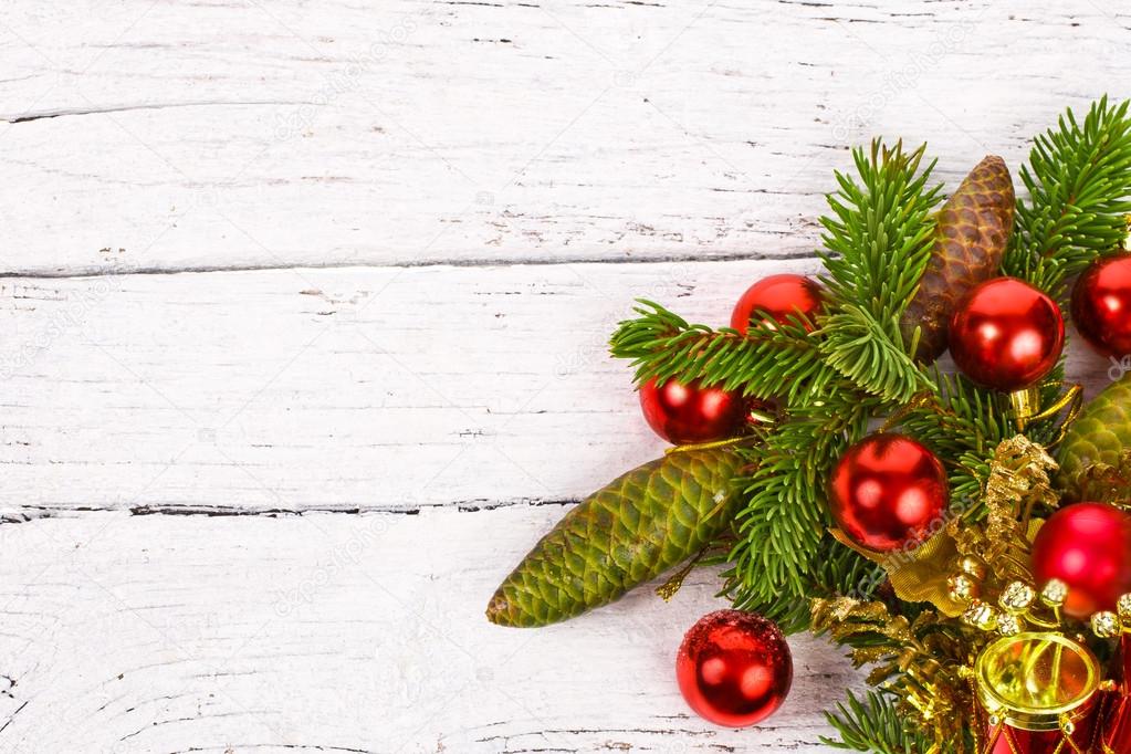 クリスマス ツリーと白い背景の上の赤いクリスマス ボールの枝新年の概念の背景として古い木製の板を塗装 ストック写真 C Vanazi クリスマス ツリーと白い背景の上の赤いクリスマス ボールの枝新年の概念の背景として古い木製の板を塗装 ストック写真 C Vanazi