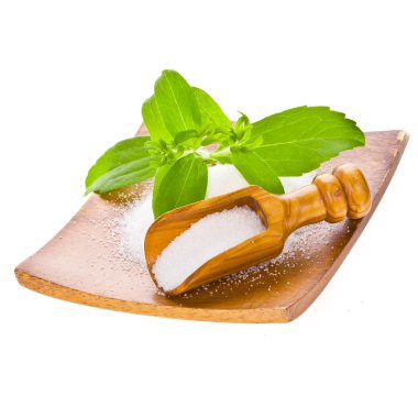 Stevia - bitki stevia rebaudiana, yeşil yaprakları ve kristaller