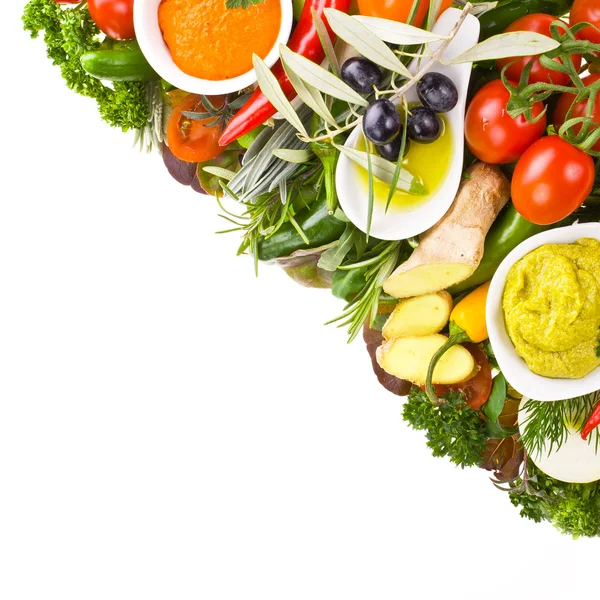 Verduras frescas y hierbas y salsas de cocina en tazón blanco, aceite de oliva — Foto de Stock