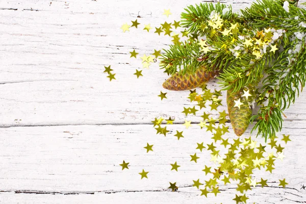 Branche de sapin de Noël et confettis étoile d'or — Photo