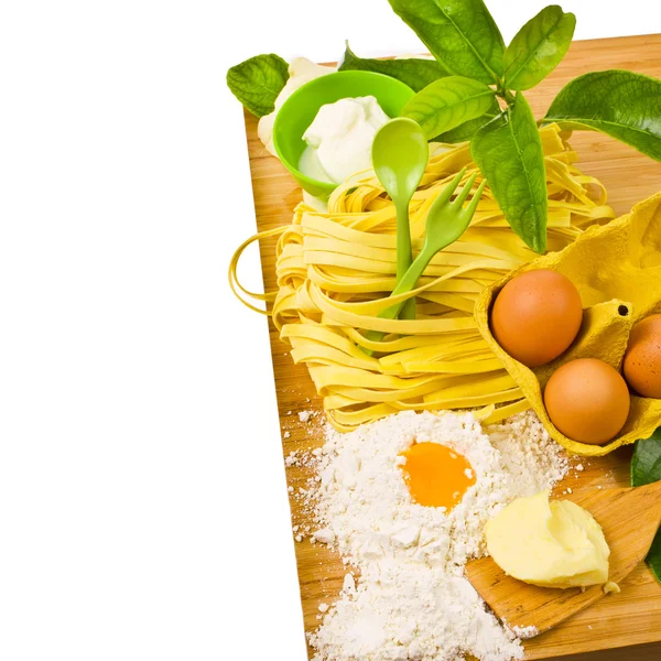 Cozinha tópica - a prancha e a massa, massa fresca, ovos, talheres ainda vida — Fotografia de Stock