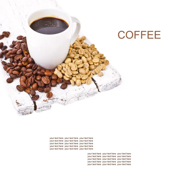 Café negro recién hecho en una taza blanca y café sin moler de grano —  Fotos de Stock
