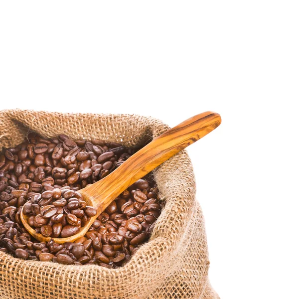 Granos de café en saco de lona, con una cuchara de madera —  Fotos de Stock