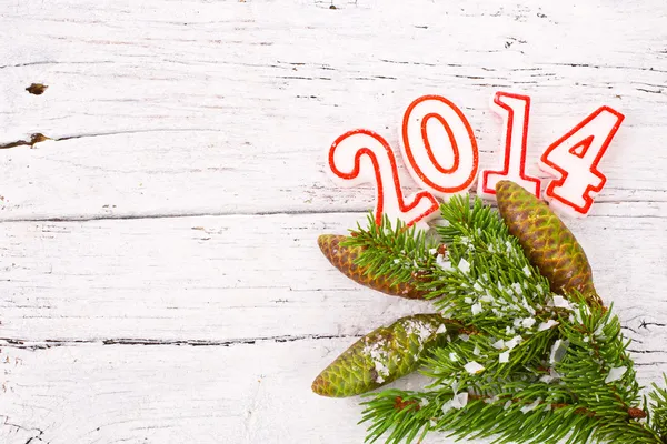 2014 年に番号を持つクリスマス ツリーの枝を振りかけた雪 — ストック写真