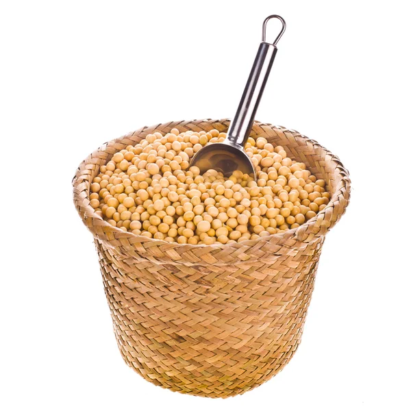 小さな枝編み細工品バスケットの金属のスプーン大豆 — ストック写真