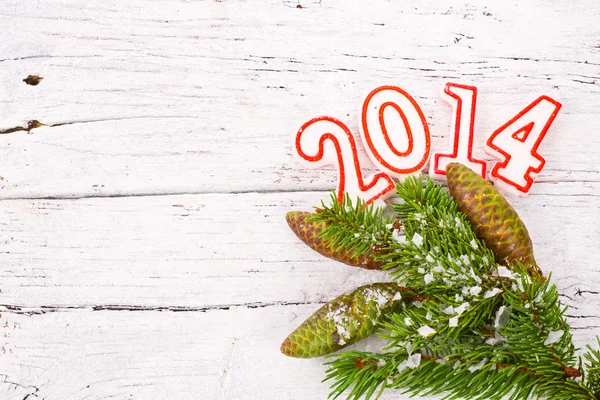 Tak van kerstboom met getallen in 2014 besprenkeld met sneeuw Stockfoto