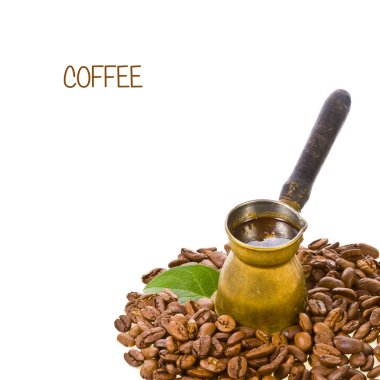 Bronz kahve makinesi ve kavrulmuş kahve çekirdeği