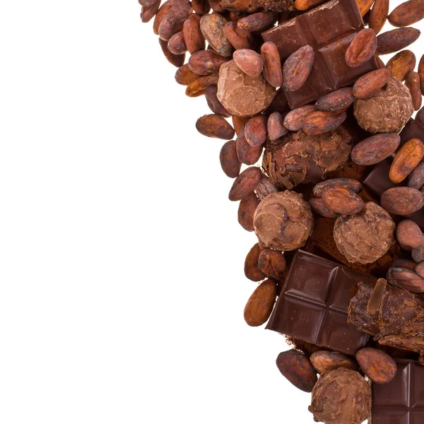 Шоколадные крошки, шоколад, какао-бобы — стоковое фото