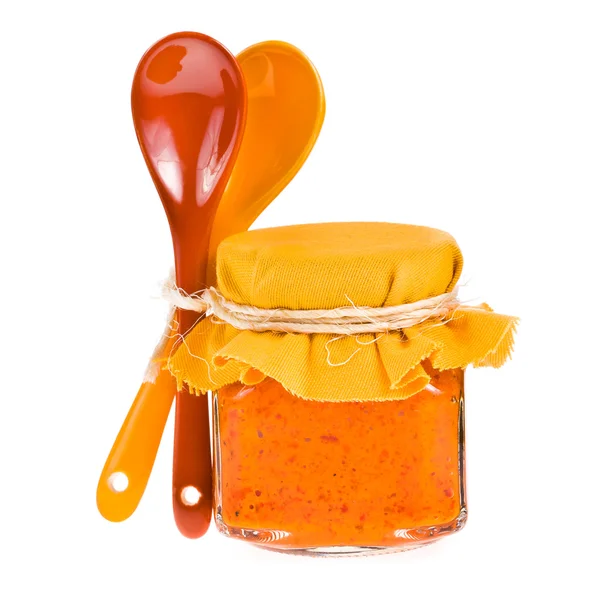 Glazen pot met paprika saus, keramische lepels — Stockfoto