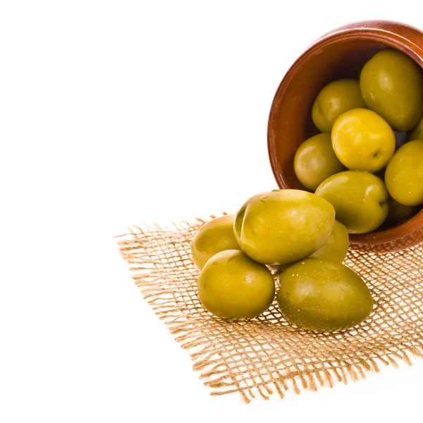 Большие оливки в глиняном горшке — стоковое фото