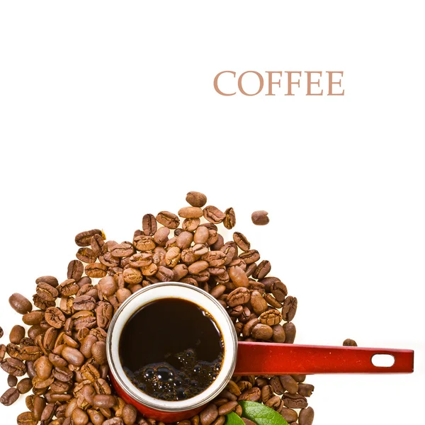 Cafetera roja vieja y granos de café tostados —  Fotos de Stock