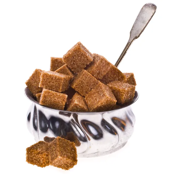 Кусочки сахара из коричневого тростника в старой сахарной миске — стоковое фото
