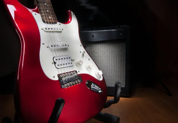 Kırmızı ve beyaz elektro gitar