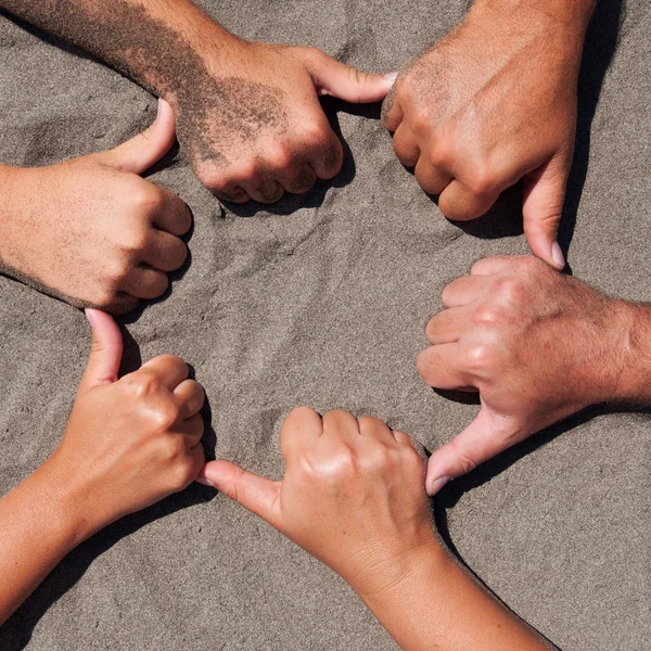 Hände auf Sand — Stockfoto