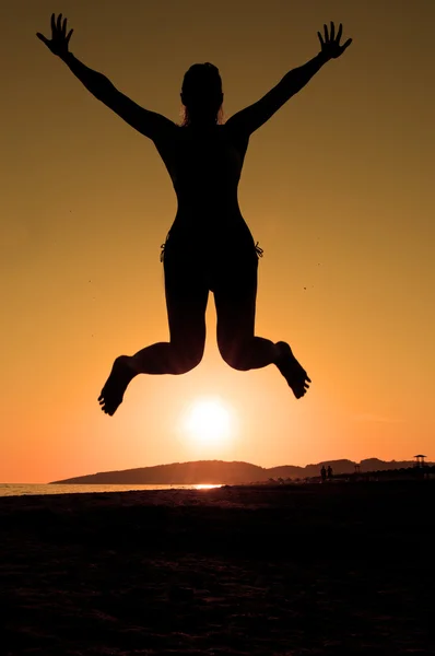 Silhouet van een jonge vrouw — Stockfoto