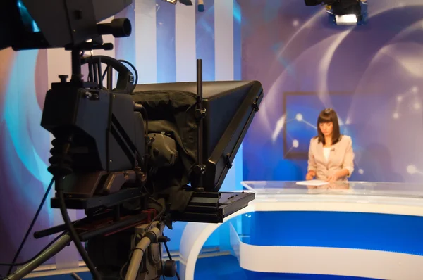 Reporter presenting news — Stock Photo, Image