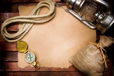 Halat ve eski kağıt lamba pusula