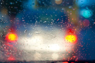 Yağmurlu gece trafik
