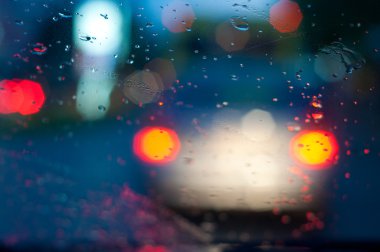Yağmurlu gece trafik
