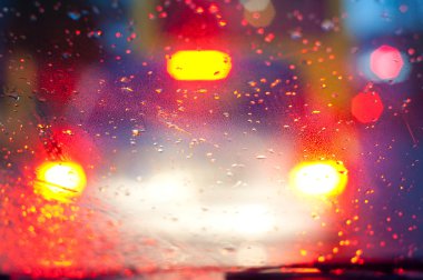 Yağmurlu gece trafik