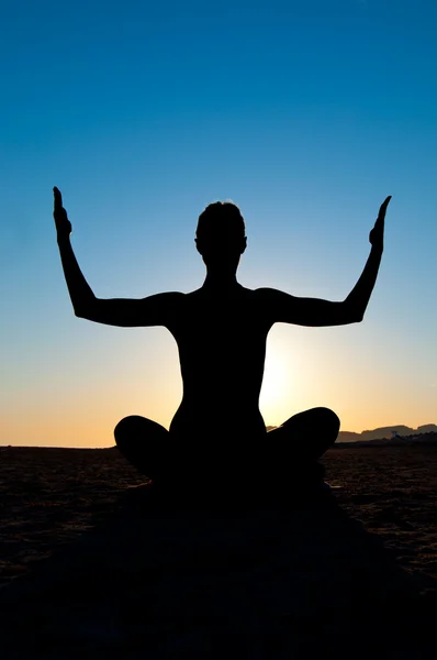 Mujer en posición de yoga — Foto de Stock