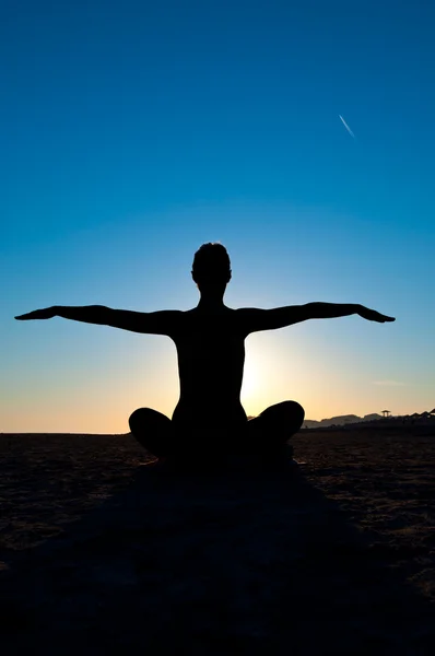 Mujer en posición de yoga — Foto de Stock