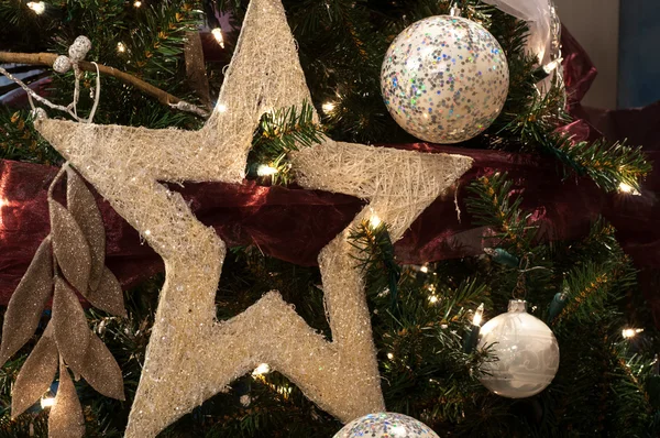 Estrella de Navidad y decoración de bolas —  Fotos de Stock