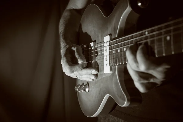 Tocando guitarra — Foto de Stock