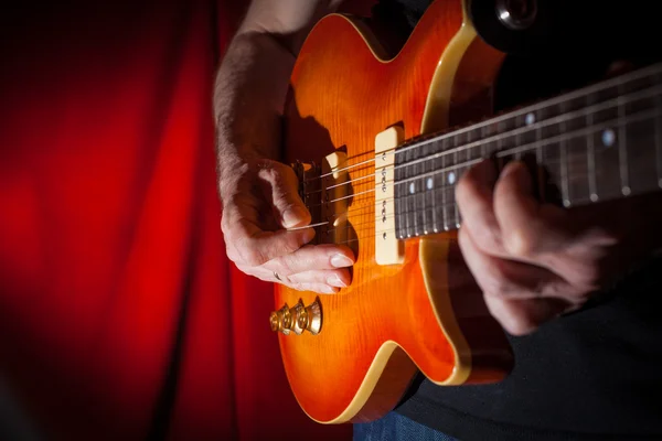 gitar çalmak