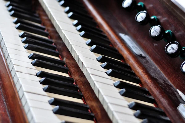 Un viejo teclado de órgano de tubo —  Fotos de Stock