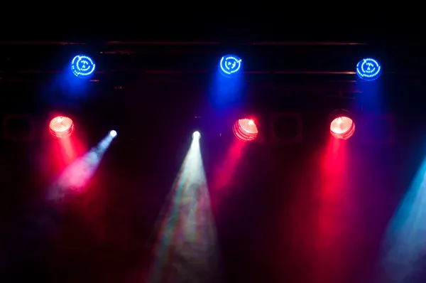 Luzes de palco e máquina de fumaça — Fotografia de Stock