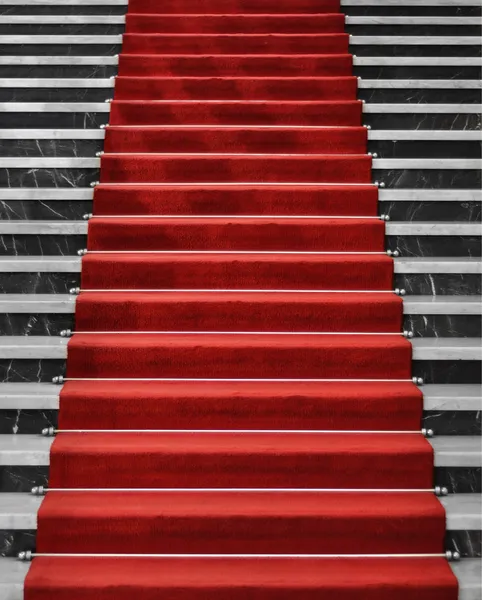 Alfombra roja en escalera de mármol — Foto de Stock