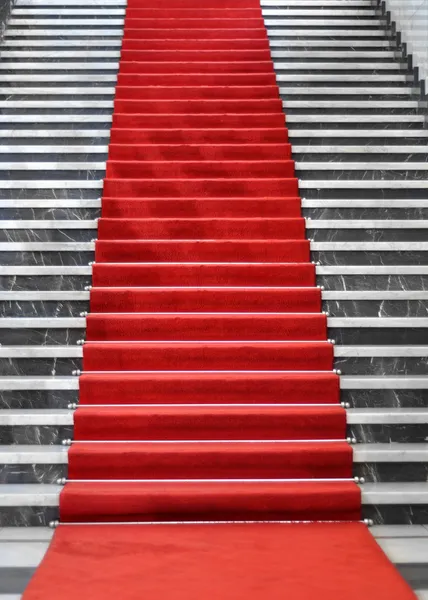 Roter Teppich auf Marmortreppe — Stockfoto