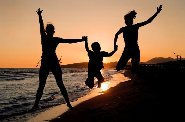Family silhouette on the beach — Stock Photo, Image