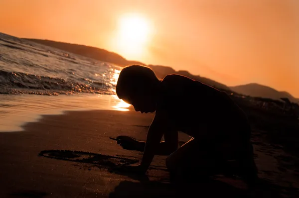 Kind spielt am Strand — Stockfoto