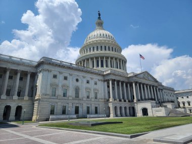ABD 'nin başkenti Washington' daki Capitol Hill 'de bulunan Kongre Binası Temsilciler Meclisi' nin merdivenleriyle Doğu cephesi..