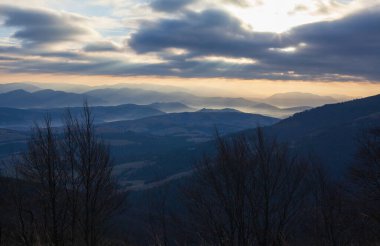 Dağ şafağı bulutlu arazi mavi tonlarda.